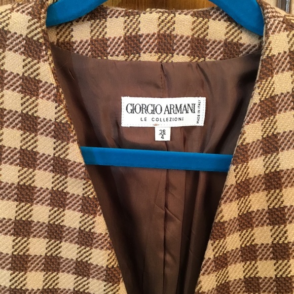Giorgio Armani blazer, size 4, 4 pockets, open front, medium padding, split tail - Picture 3 of 3